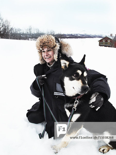 Frau mit Hund im Schnee  Schweden.