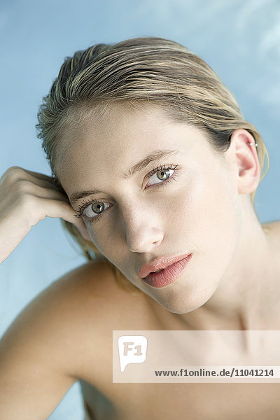 Junge Frau entspannt im Pool  Portrait