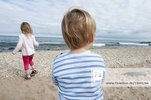Kinder am Strand  Blick aufs Meer