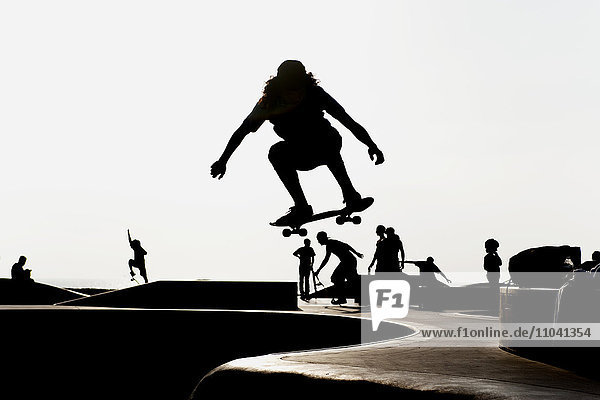 Skateboarder im Skatepark,  silhouettiert