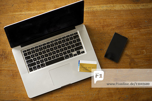 Online-Banking mit Laptop oder Smartphone