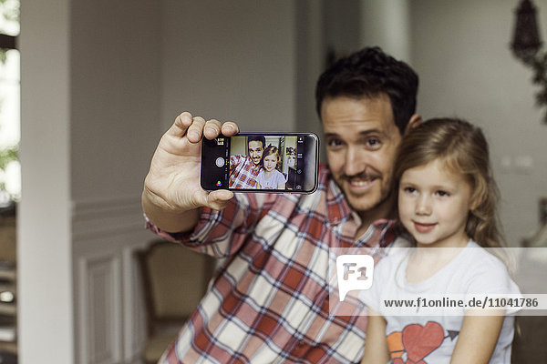 Vater und Tochter posieren für Selfie