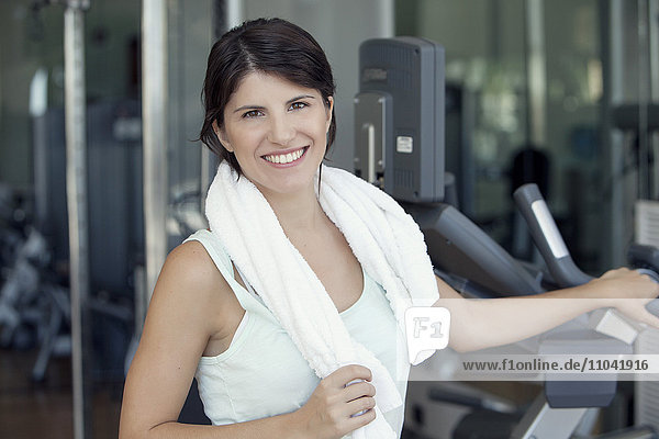 Frau lächelt nach dem Training im Fitnessclub  Portrait