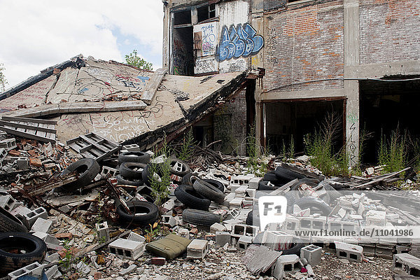 Müll und Schutt neben verlassenem Gebäude in Detroit,  Michigan,  USA