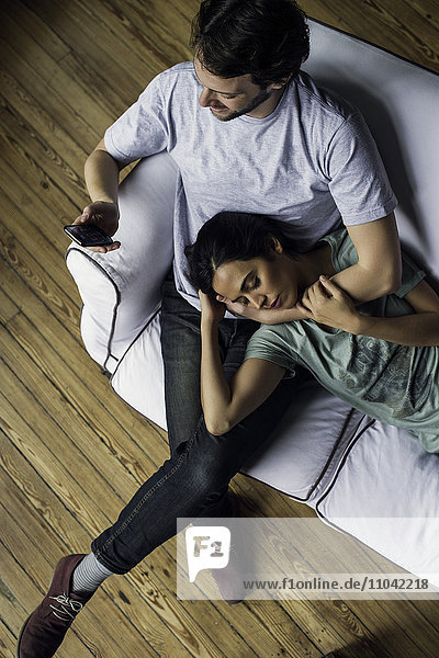 Mann überprüft Smartphone  während er Zeit mit seiner Frau verbringt.