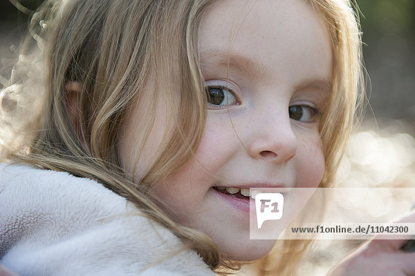 Kleines Mädchen lächelnd  Portrait