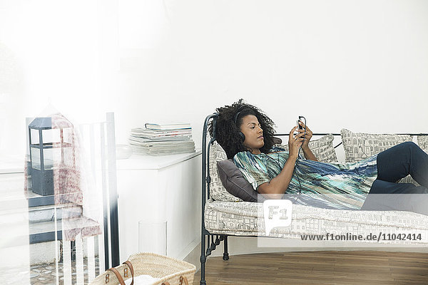 Textnachrichten für Frauen beim Entspannen zu Hause