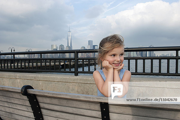 Kleines Mädchen am Pier bei New York City  New York  USA