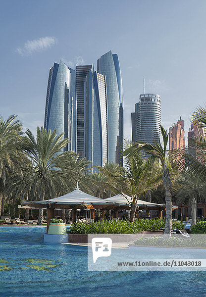 Wasserfront in der Nähe moderner Hochhäuser  Abu Dhabi  Emirat Abu Dhabi  Vereinigte Arabische Emirate