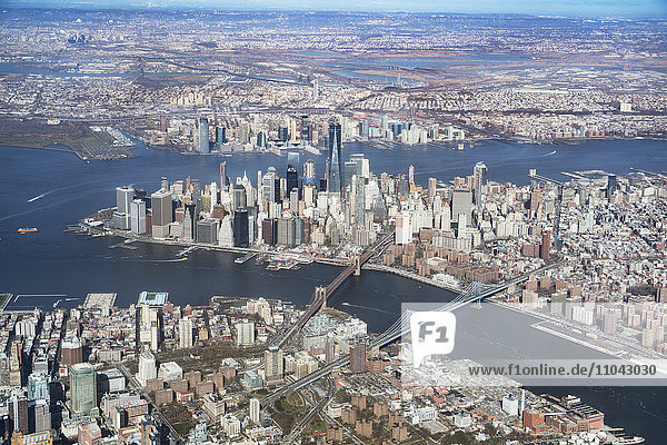 Luftaufnahme von Fluss und Stadt  New York  New York  Vereinigte Staaten