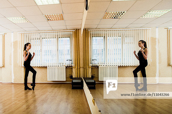 Kaukasischer Tänzer beim Üben im Studio