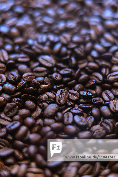 Stapel gerösteter Kaffeebohnen