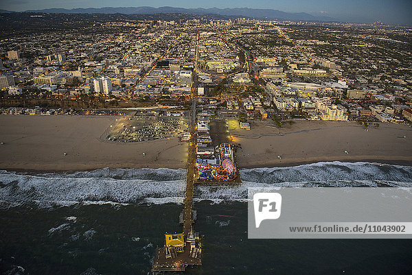 Luftaufnahme des Santa Monica Pier in der Stadt Los Angeles  Kalifornien  Vereinigte Staaten