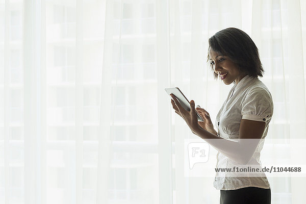Afroamerikanische Geschäftsfrau mit digitalem Tablet