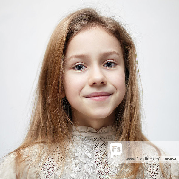 Kaukasisches Teenager-Mädchen lächelnd