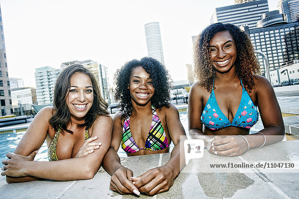 Lächelnde Frauen in einem städtischen Schwimmbad