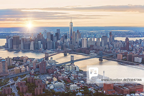 Luftaufnahme der Skyline von New York City und Sonnenuntergang  New York  Vereinigte Staaten