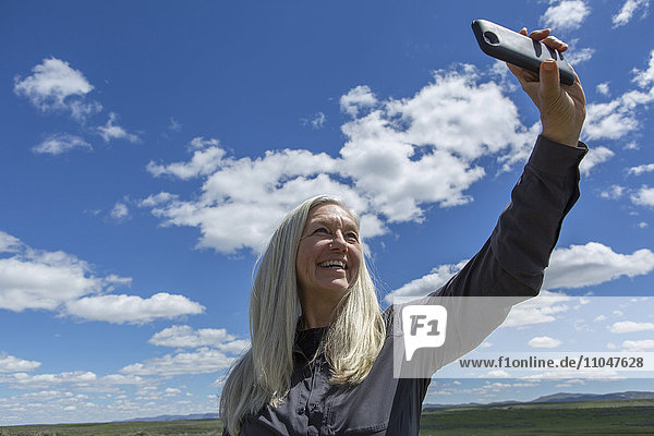 Ältere kaukasische Frau nimmt Selfie