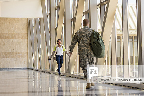 Heimkehrender Soldat begrüßt Freundin im Flughafen