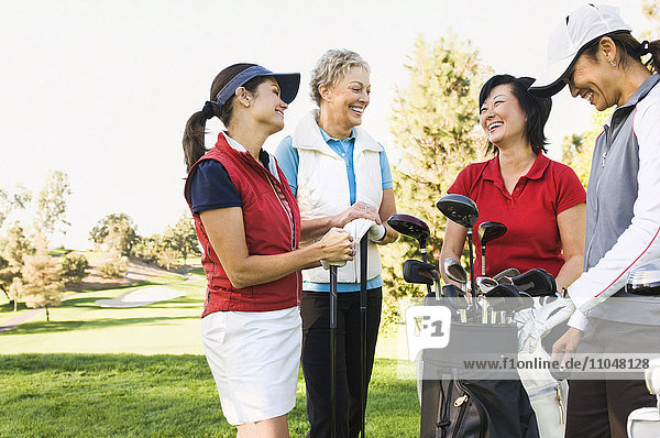 Frauen im Gespräch auf dem Golfplatz