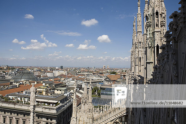 Mailänder Dom mit Blick auf das Stadtbild von Mailand  Lombardei  Italien