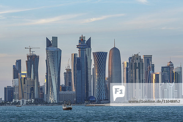Boot schwimmt nahe der Skyline von Doha  Doha  Katar