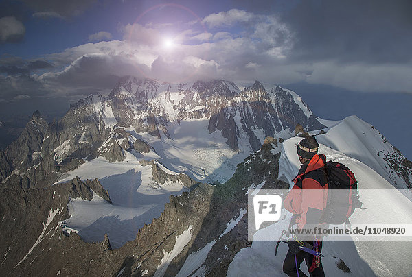 Kaukasischer Bergsteiger bewundert die Aussicht von einem abgelegenen Berggipfel