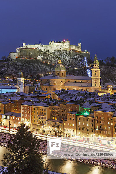 Luftaufnahme des nächtlich beleuchteten Stadtbilds von Salzburg  Salzburg  Österreich