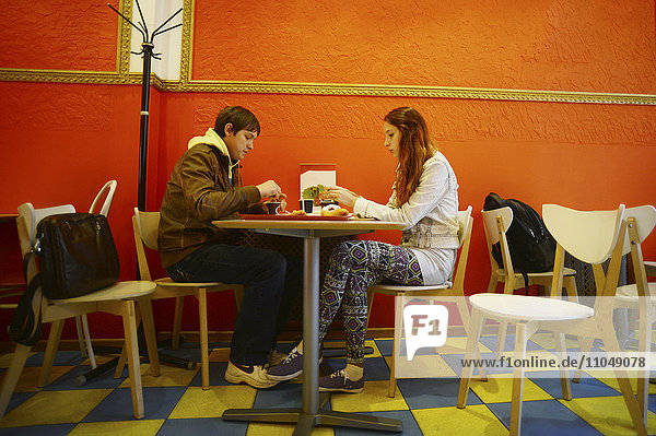 Kaukasisches Paar beim Essen im Restaurant