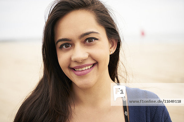 Mixed Race Frau lächelnd am Strand