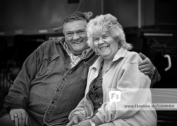 Älteres kaukasisches Paar  das sich im Freien umarmt