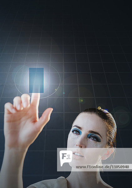 Kaukasische Frau mit holografischem Touchscreen