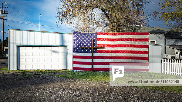 Kruzifix und amerikanische Flagge in der Garage