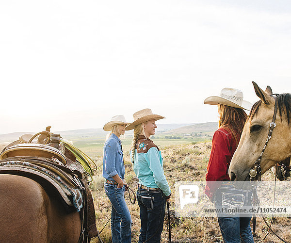 Cowgirls mit Pferden auf Ranch