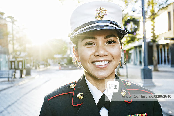 Asiatischer Soldat lächelnd im Freien