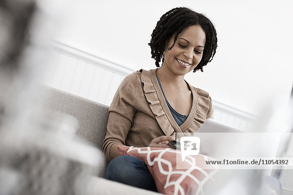 Eine Frau sitzt mit einem digitalen Tablett.