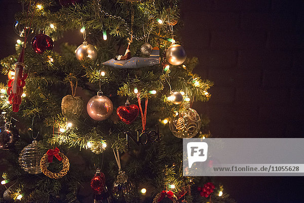 Weihnachtsschmuck. Ein traditioneller echter Weihnachtsbaum  geschmückt mit Lichtern.