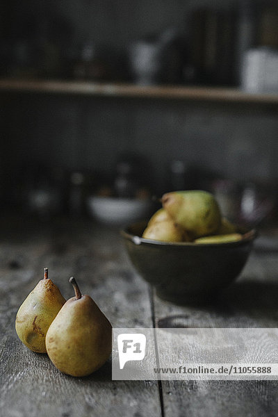 Frische Birnen auf dem Küchentisch.