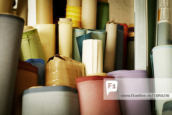 Material-  Stoff- und Lederrollen  die in der Buchbinderei verwendet werden.
