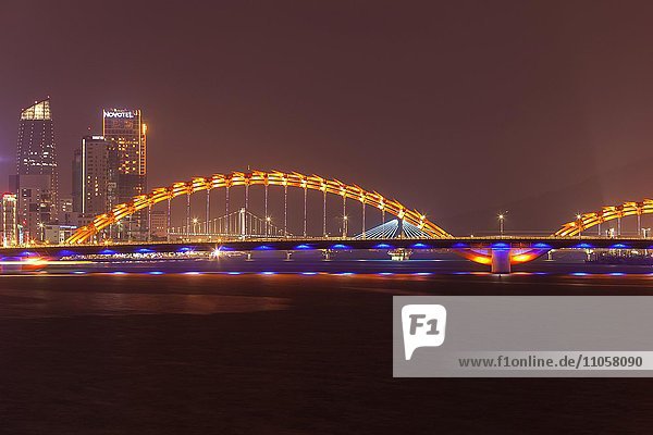 Beleuchtete C?u R?ng oder Drachenbrücke über den Han Fluss bei Nacht  Danang oder Da Nang  Zentralvietnam  Vietnam  Asien