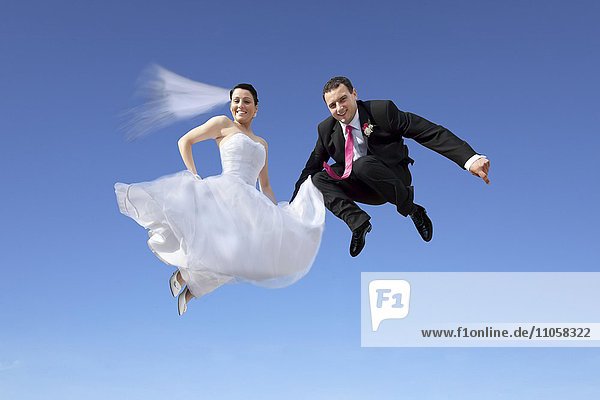 Brautpaar  Sprung in blauen Himmel