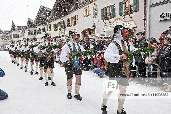 Schellenrührer  Vorläufer  traditioneller Faschingsumzug  Mittenwald  Oberbayern  Bayern  Deutschland  Europa