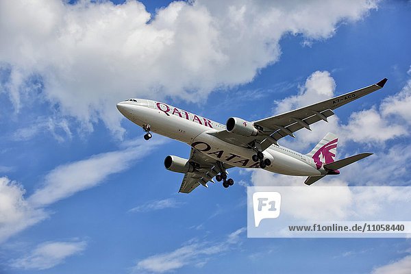 Flugzeug mit Wolkenhimmel  Airbus A330-202 von Qatar