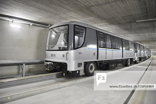 PTS Zug im Tunnel  Personentransportsystem  Verbindung zwischen Terminal 2 und Satelliten  Flughafen München  Bayern  Deutschland  Europa
