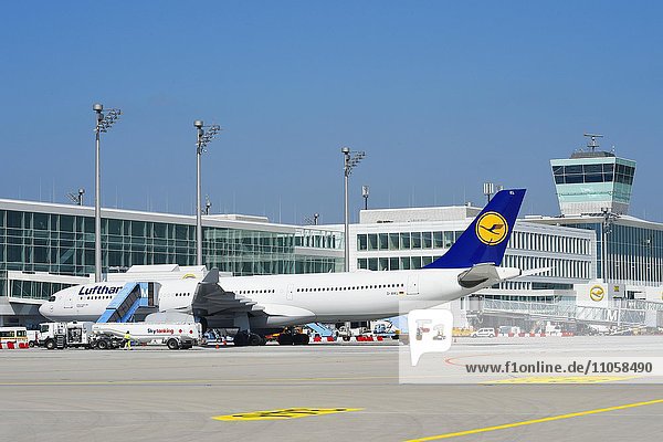 Lufthansa Airbus A330-300  Tower  Satellit  Terminal 2  Flughafen München  Bayern  Deutschland  Europa