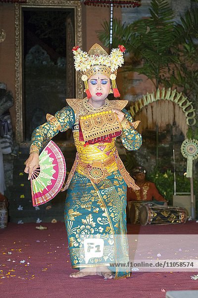 Legong Tanz von Bina Remaja Truppe  Ubud Palast  Bali  Indonesien  Asien
