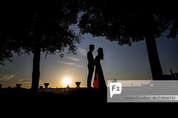 Silhouette  Brautpaar bei Sonnenuntergang  Rom  Italien  Europa
