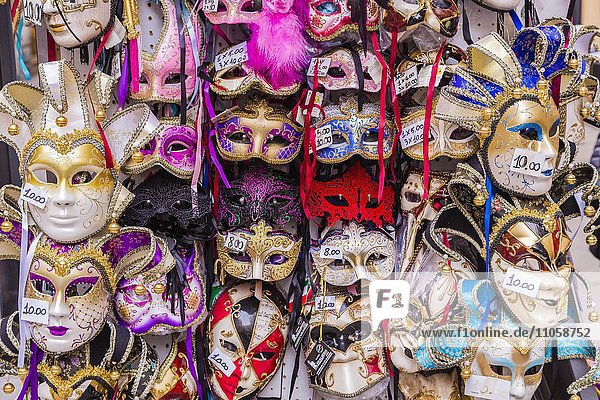Venezianische Masken an einem Verkaufsstand  Venedig  Italien  Europa