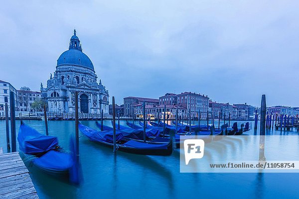 Ausblick über den Canal Grande auf die Chiesa della Salute  im Vordergrund blaue Gondeln  Venedig  Italien  Europa