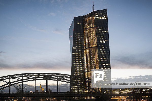 Neue Europäische Zentralbank  EZB  bei Dämmerung  Frankfurt am Main  Hessen  Deutschland  Europa